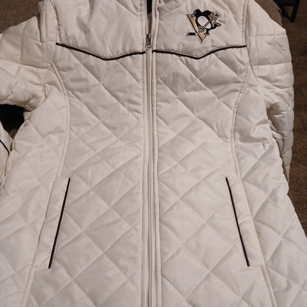 Womens Piittsburgh Penguins NHL White Coat. Size M